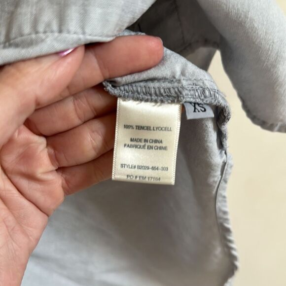 Cloth & Stone Button down Gray Chambray - Picture 5 of 6